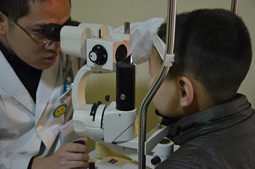 角膜病延误治疗 8岁男孩终换角膜
